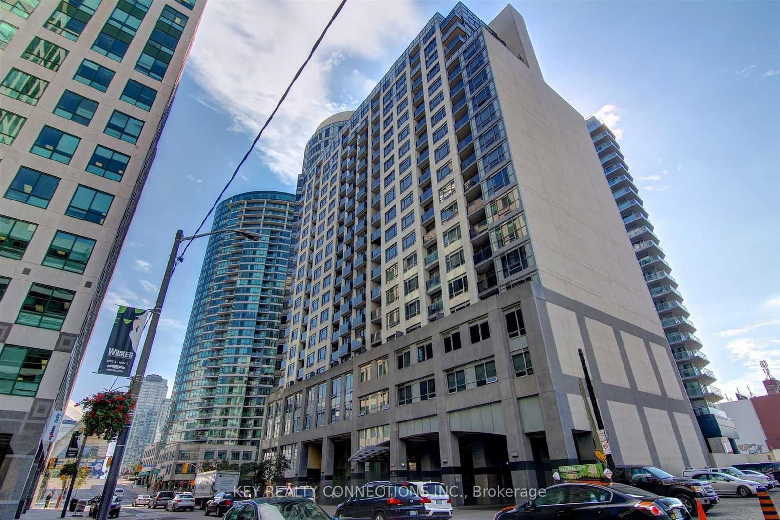 20 Blue Jays Way, Unit 906