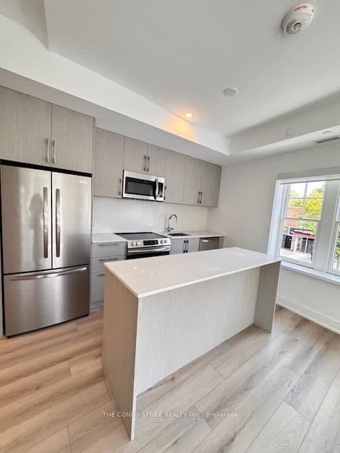 8 Manor Road W, Unit 204