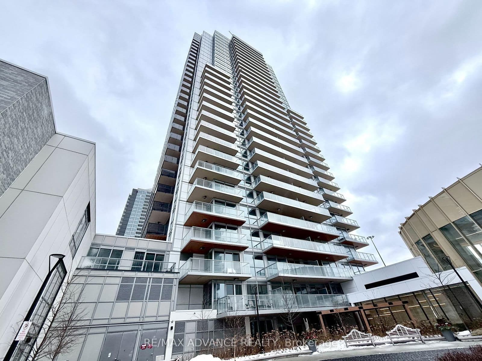27 McMahon Drive, Unit 1609
