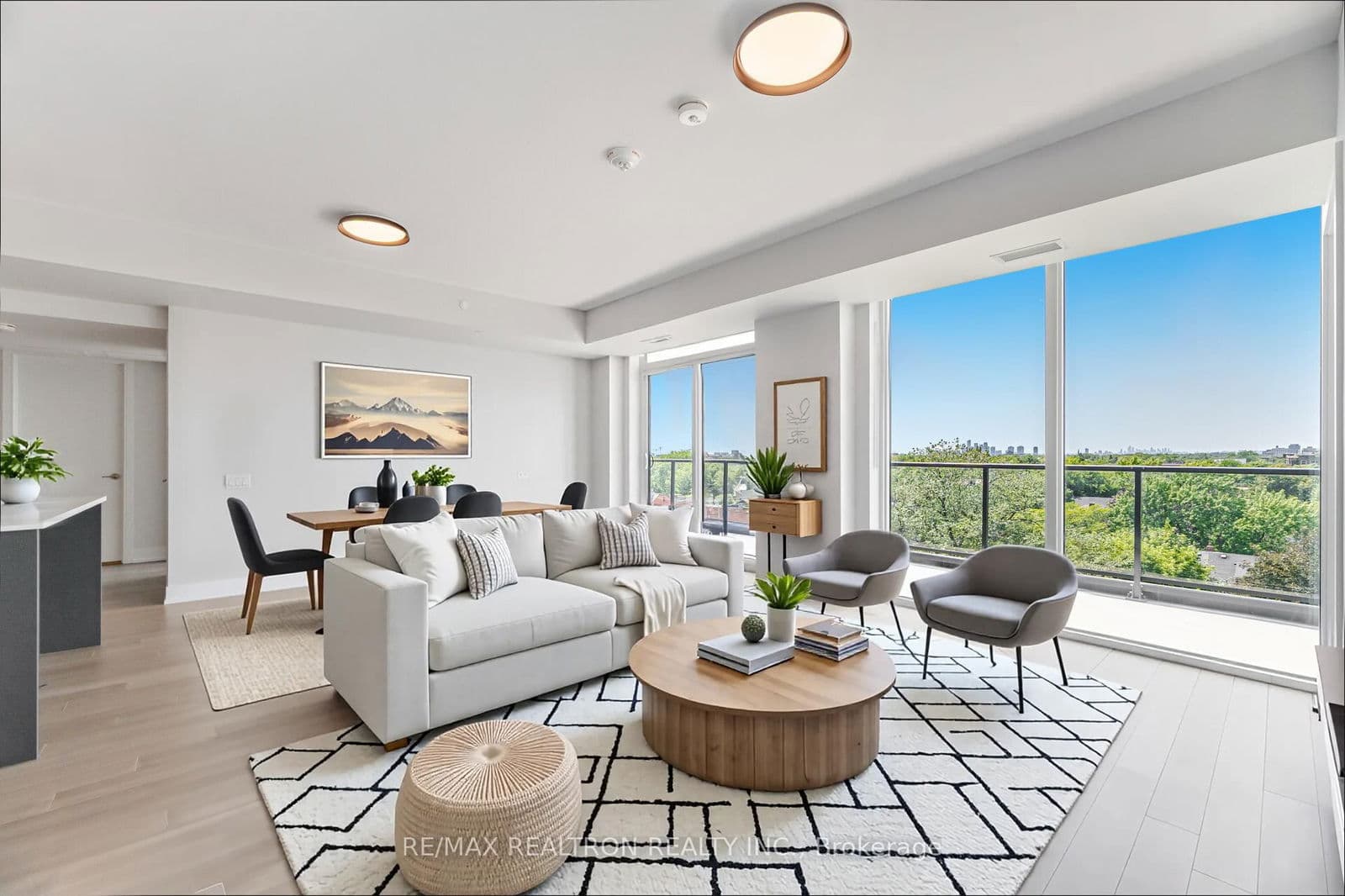 664 Spadina Avenue, Unit 702