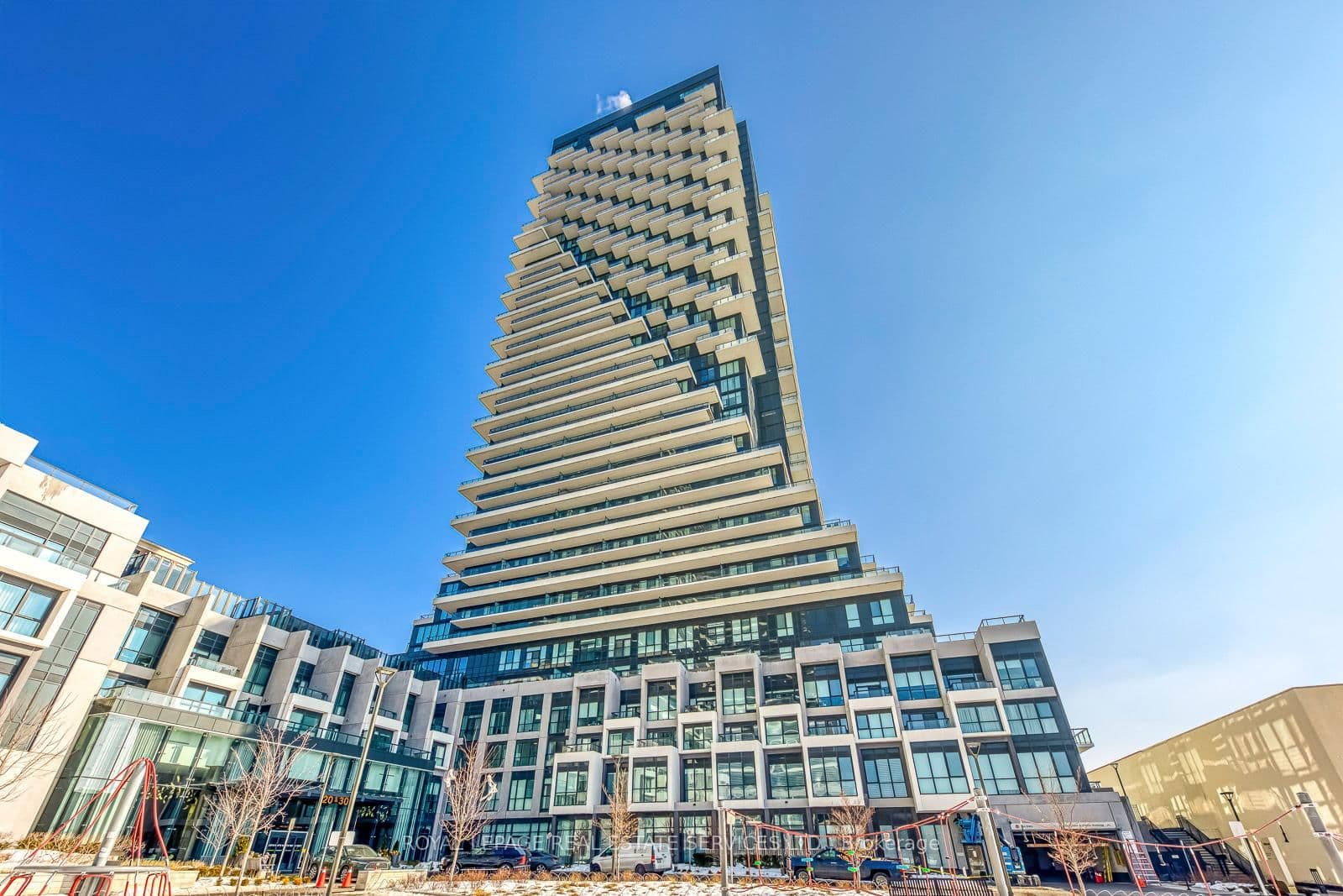 30 Inn On The Park Drive, Unit 1604