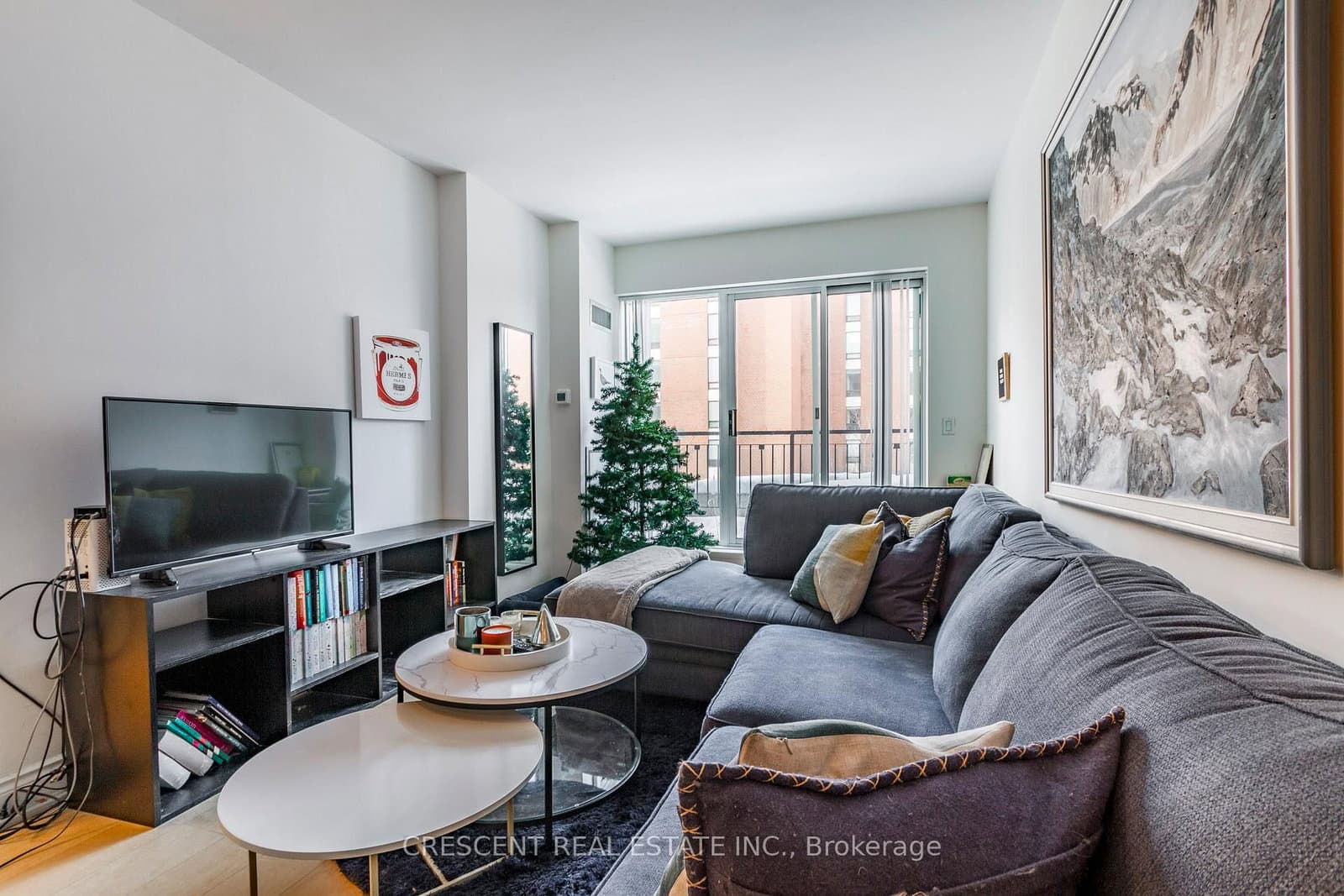 #401 - 77 McMurrich Street