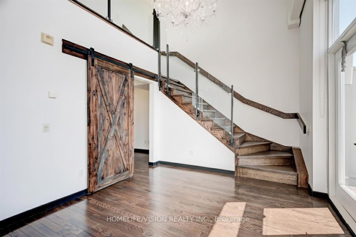 #Ph505 - 915 King Street W