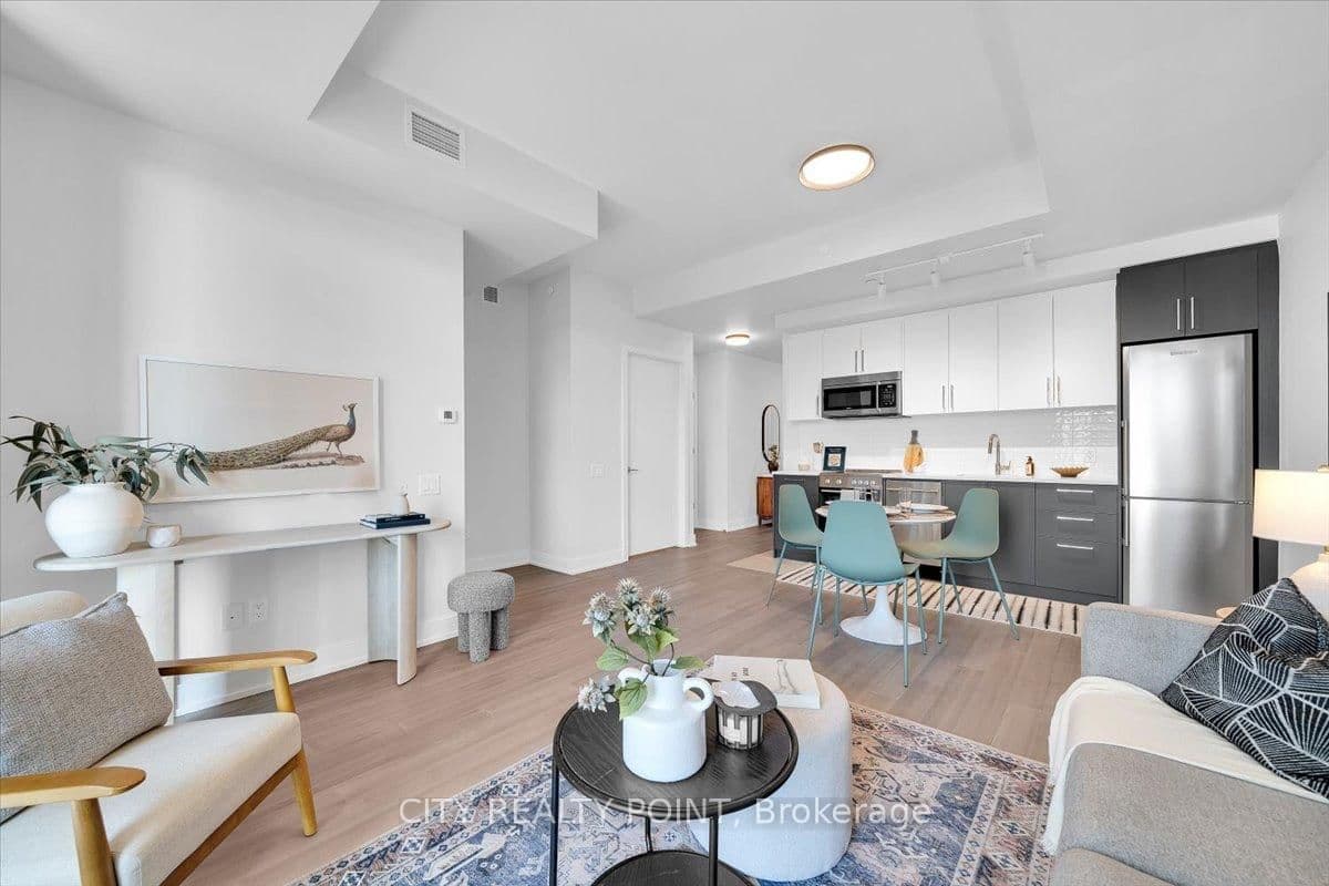 #910 - 664 Spadina Avenue