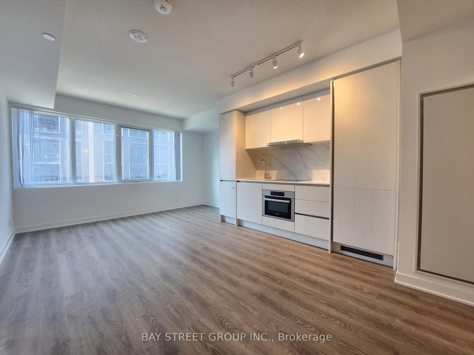 #716 - 180 Front Street E