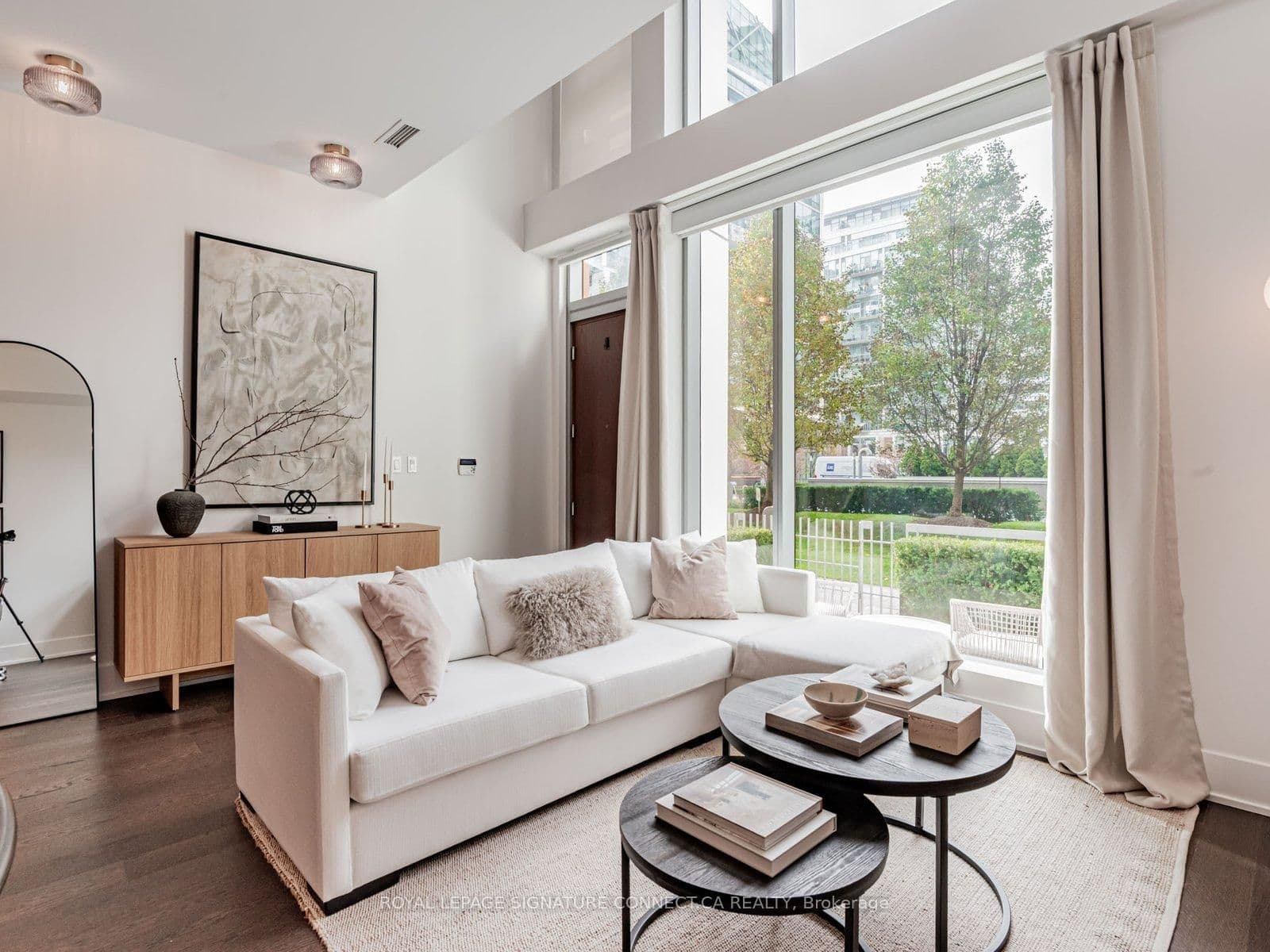 #TH132 - 39 Queens Quay E