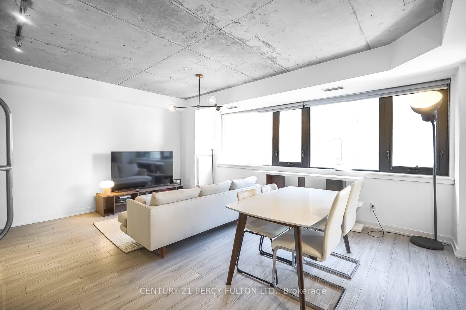 #302 - 400 Wellington Street W