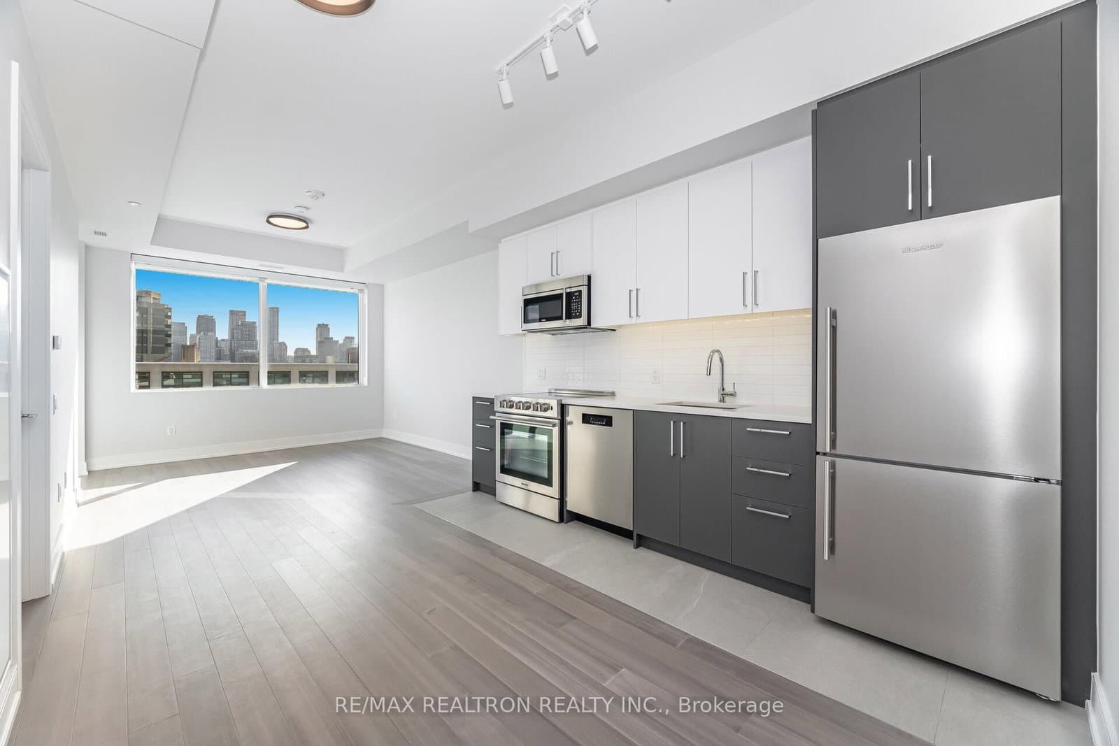 #807 - 664 Spadina Avenue