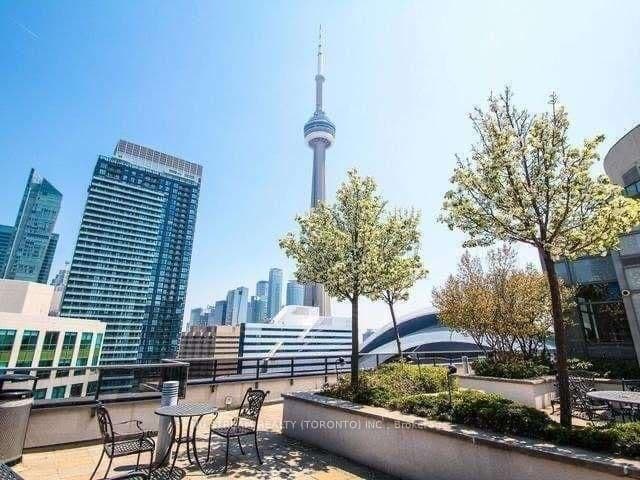 20 Blue Jays Way, Unit 315