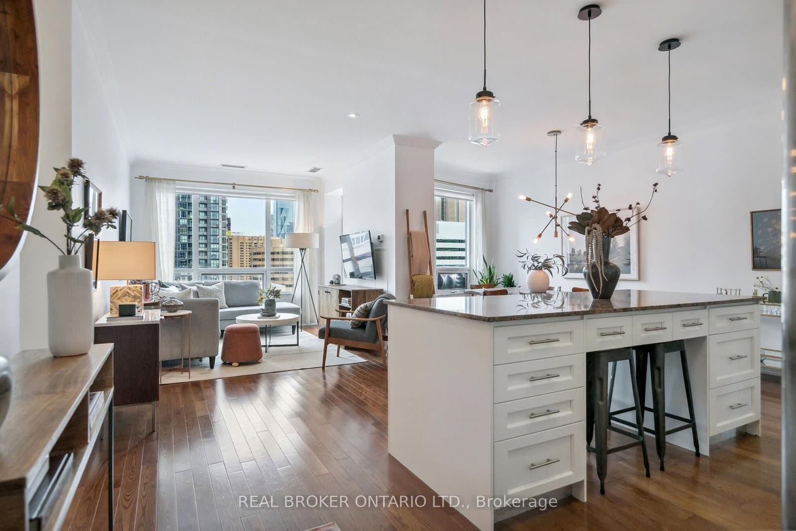 20 Blue Jays Way, Unit 2105