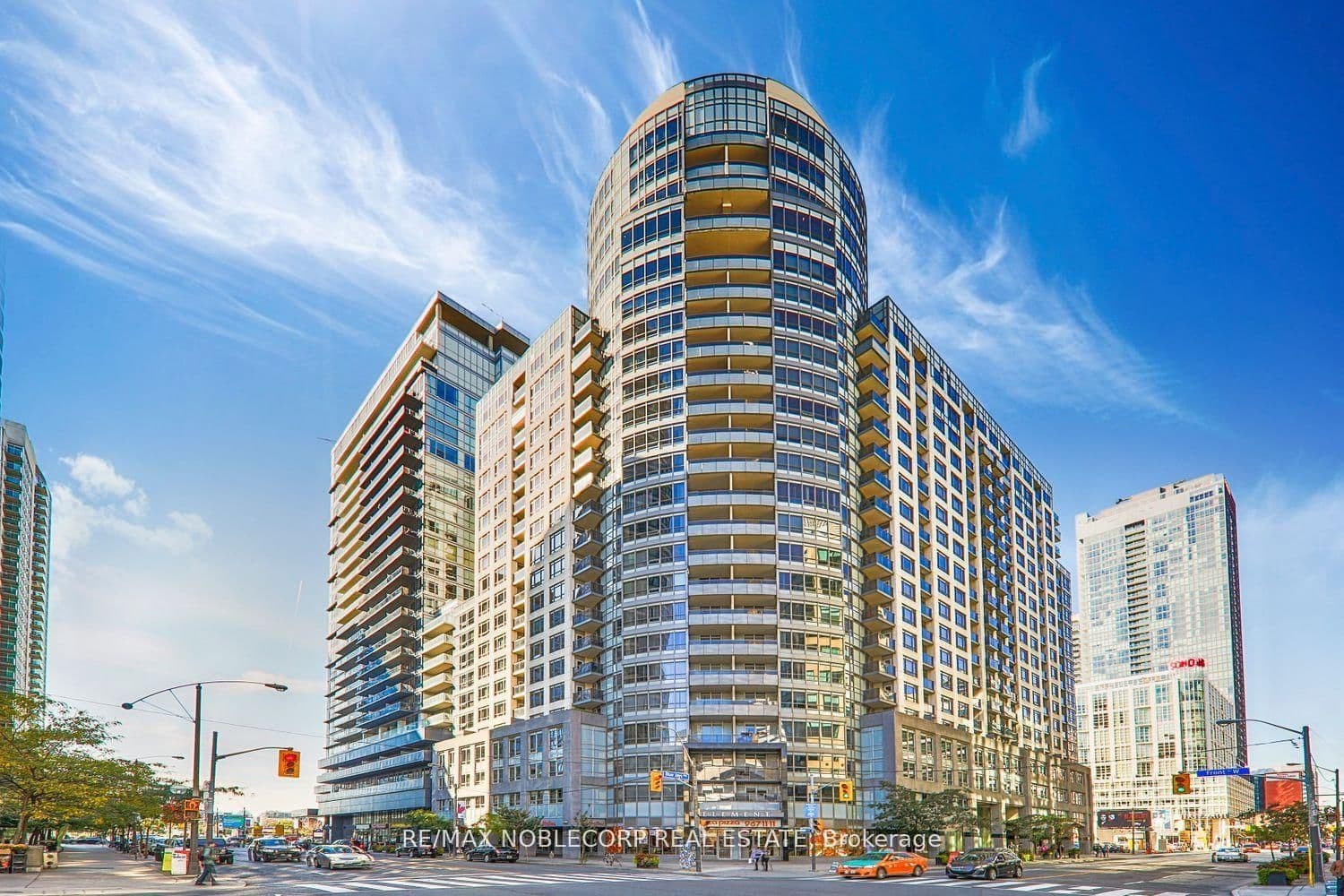 20 Blue Jays Way, Unit 601