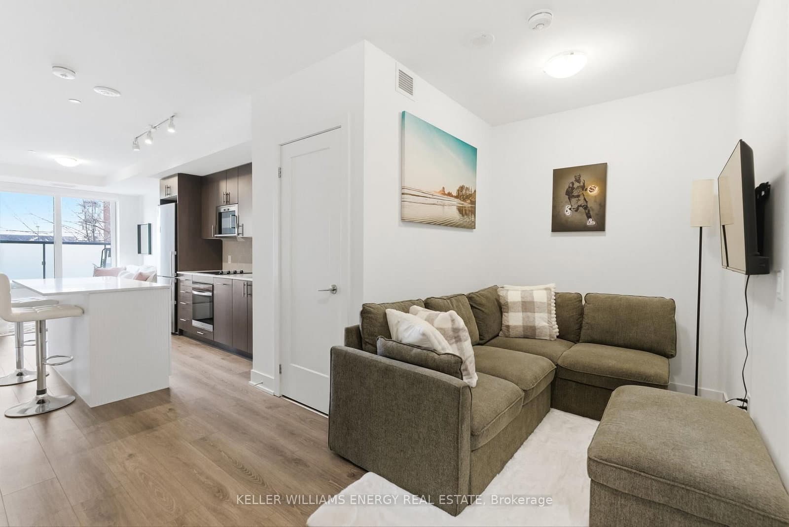 2545 Simcoe Street N, Unit 211