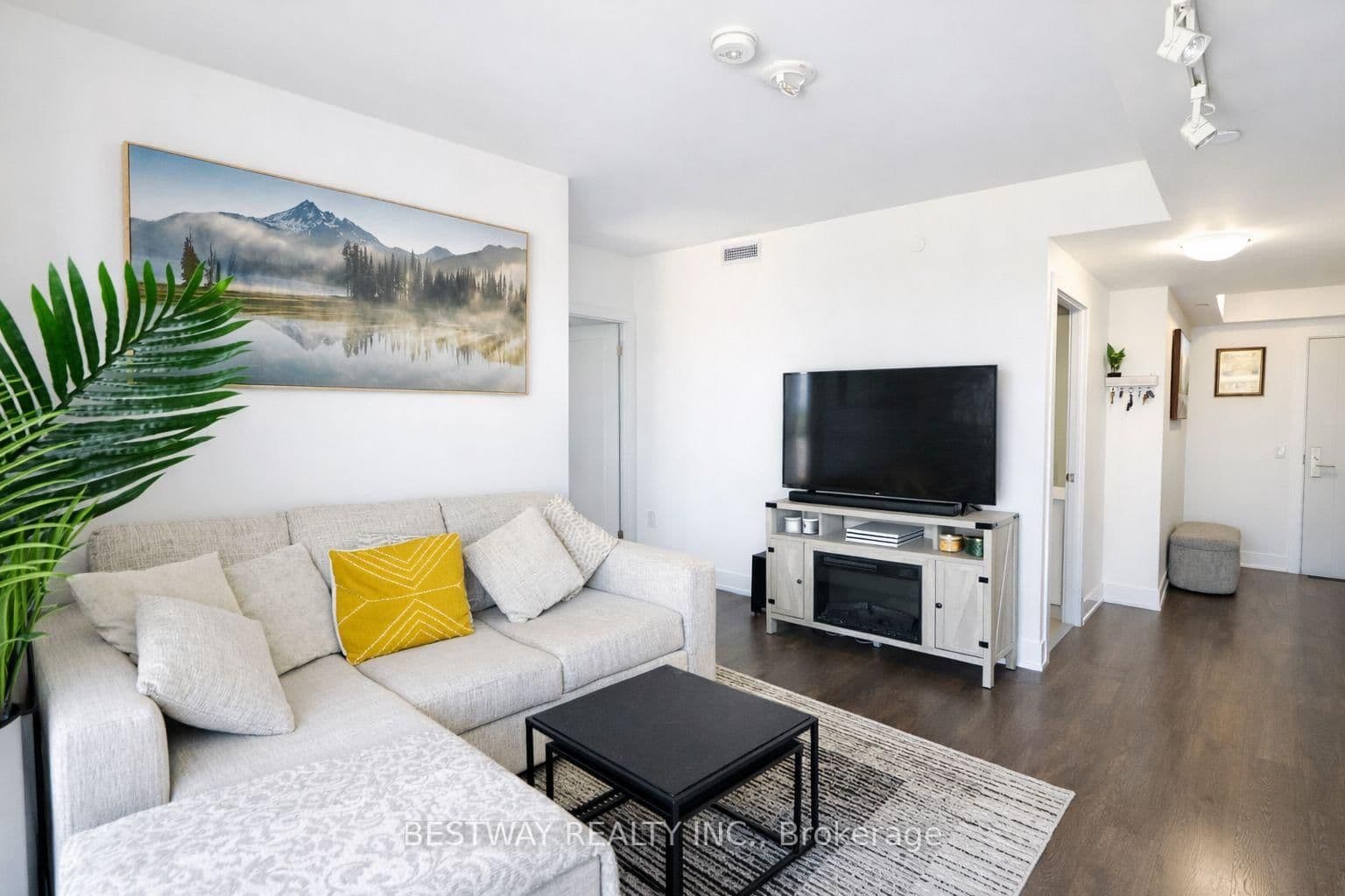 2550 Simcoe Street N, Unit 607