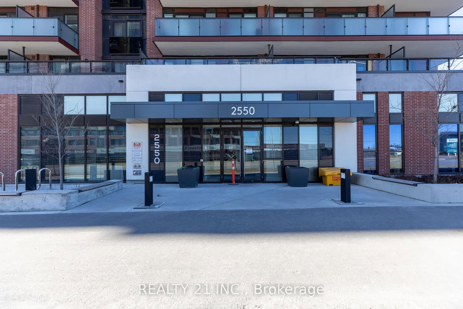 #2413 - 2550 Simcoe Street N