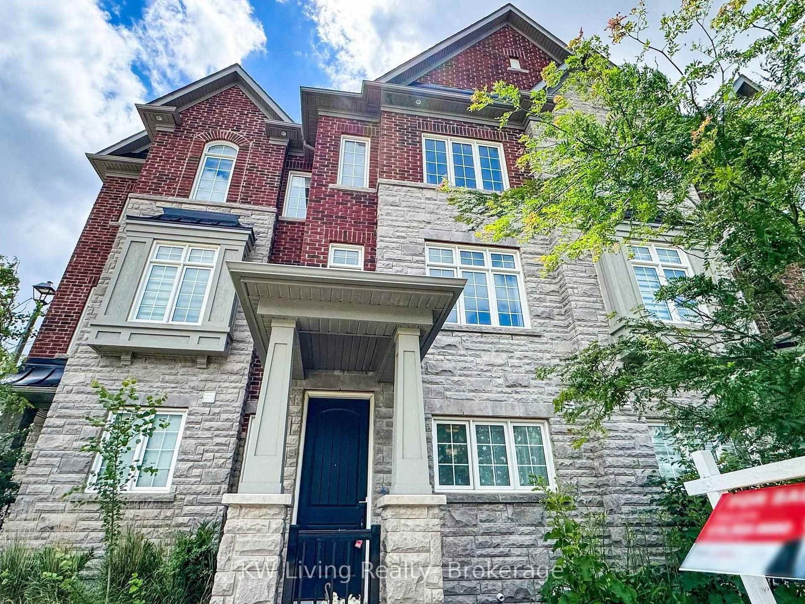 27 New Yorkton Avenue