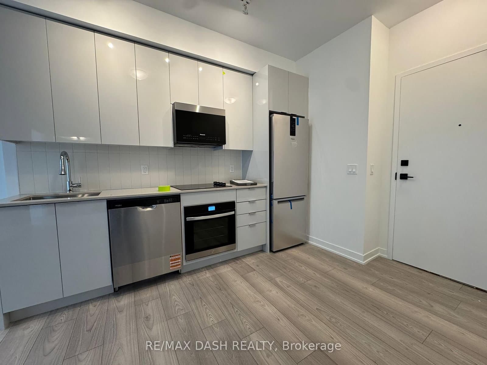 10 Abeja Street, Unit 819