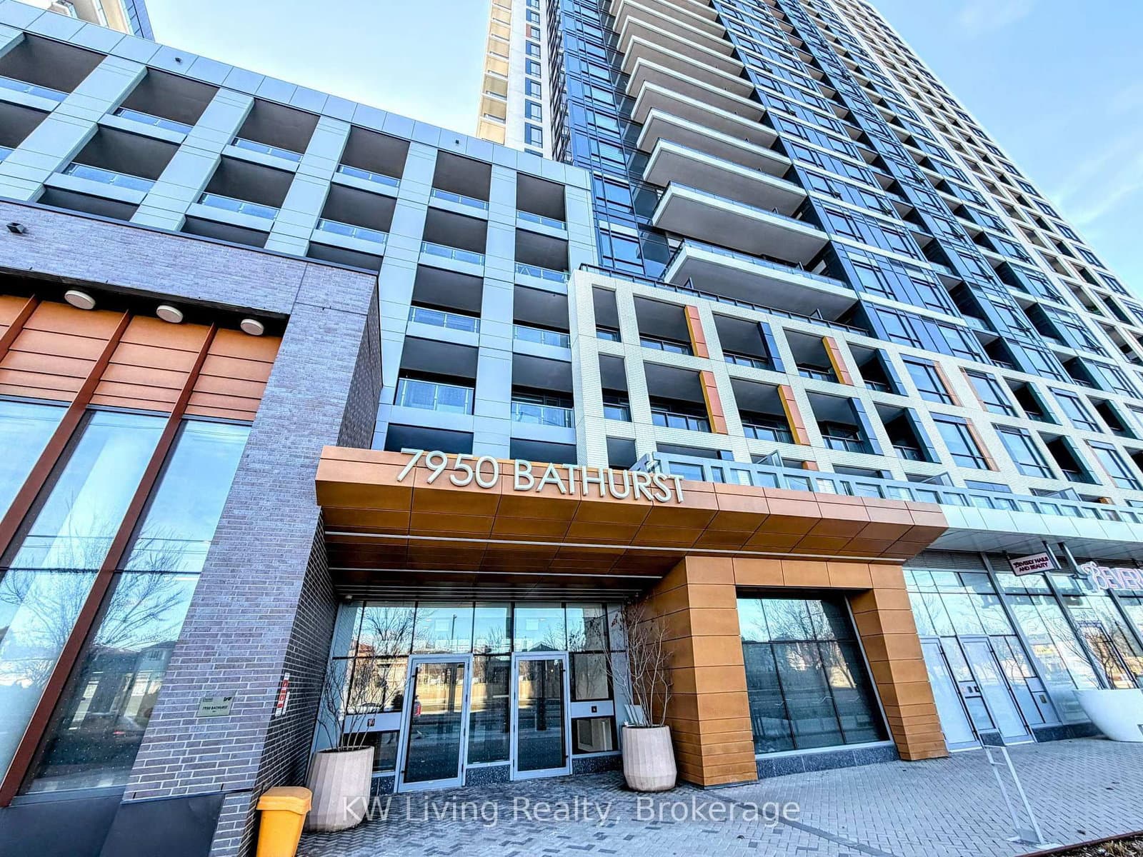 #818 - 7950 Bathurst Street