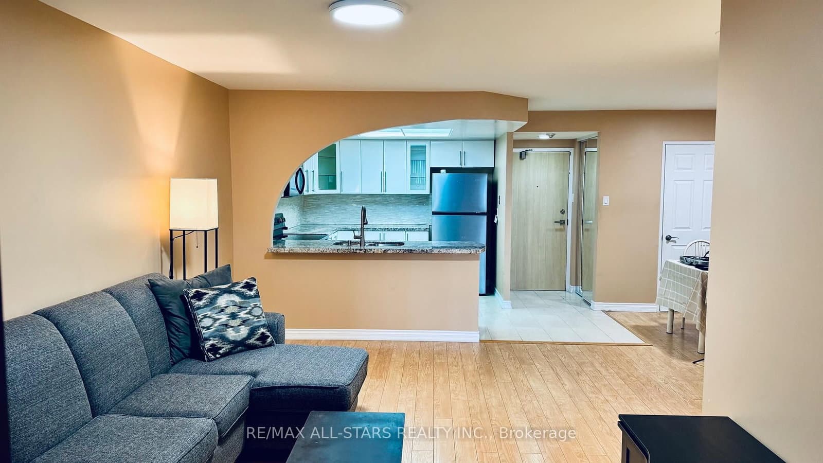 #402 - 7601 Bathurst Street