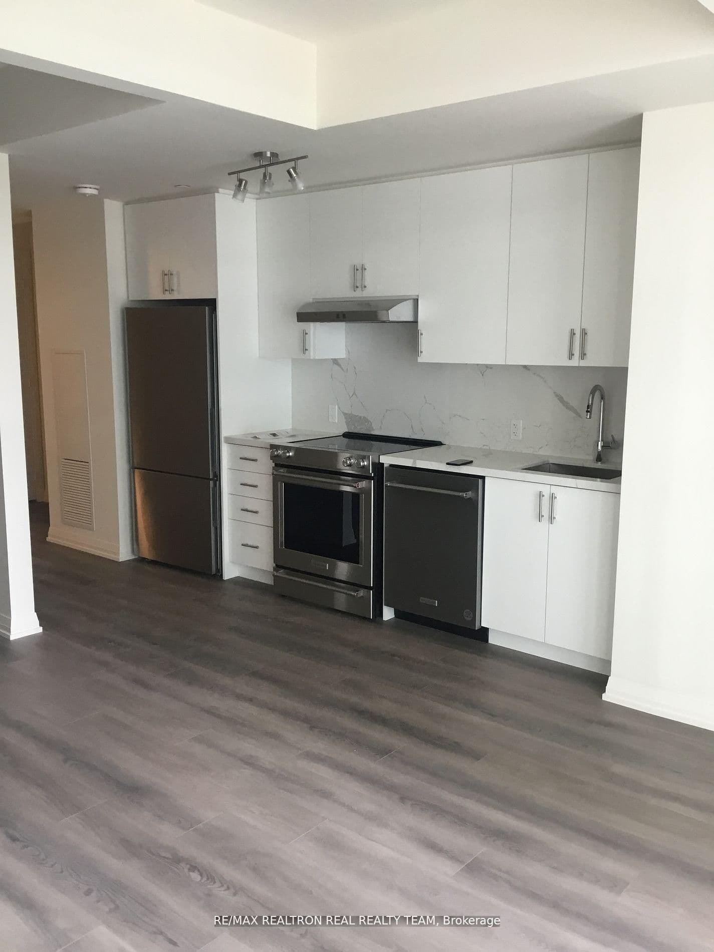 9000 Jane Street, Unit 825