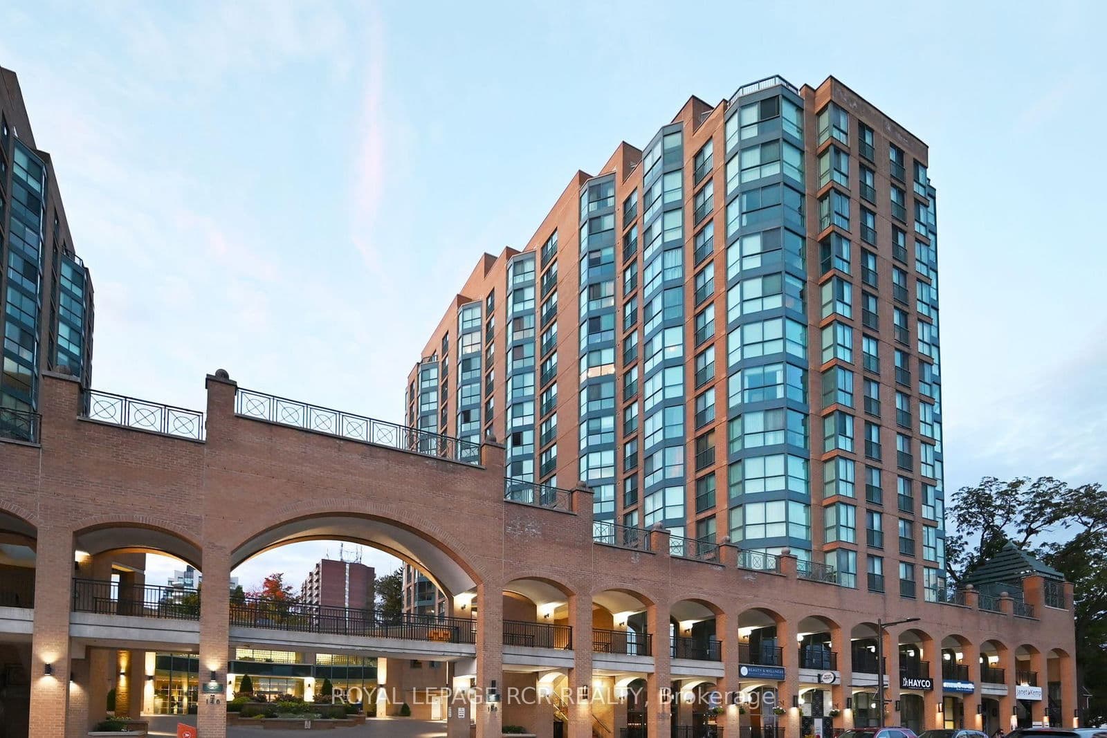 #701 - 150 Dunlop Street E