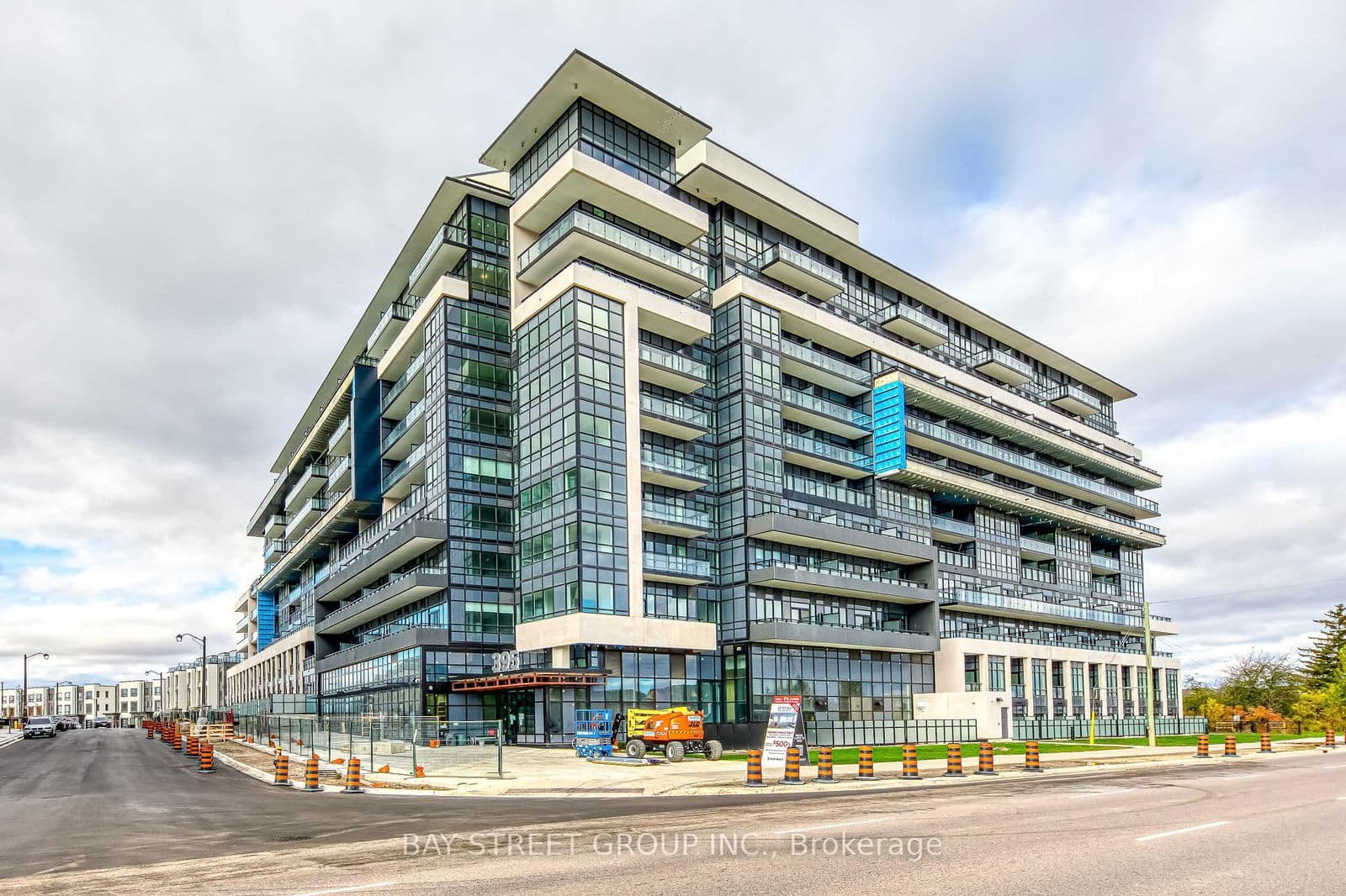 395 Dundas Street W, Unit 803