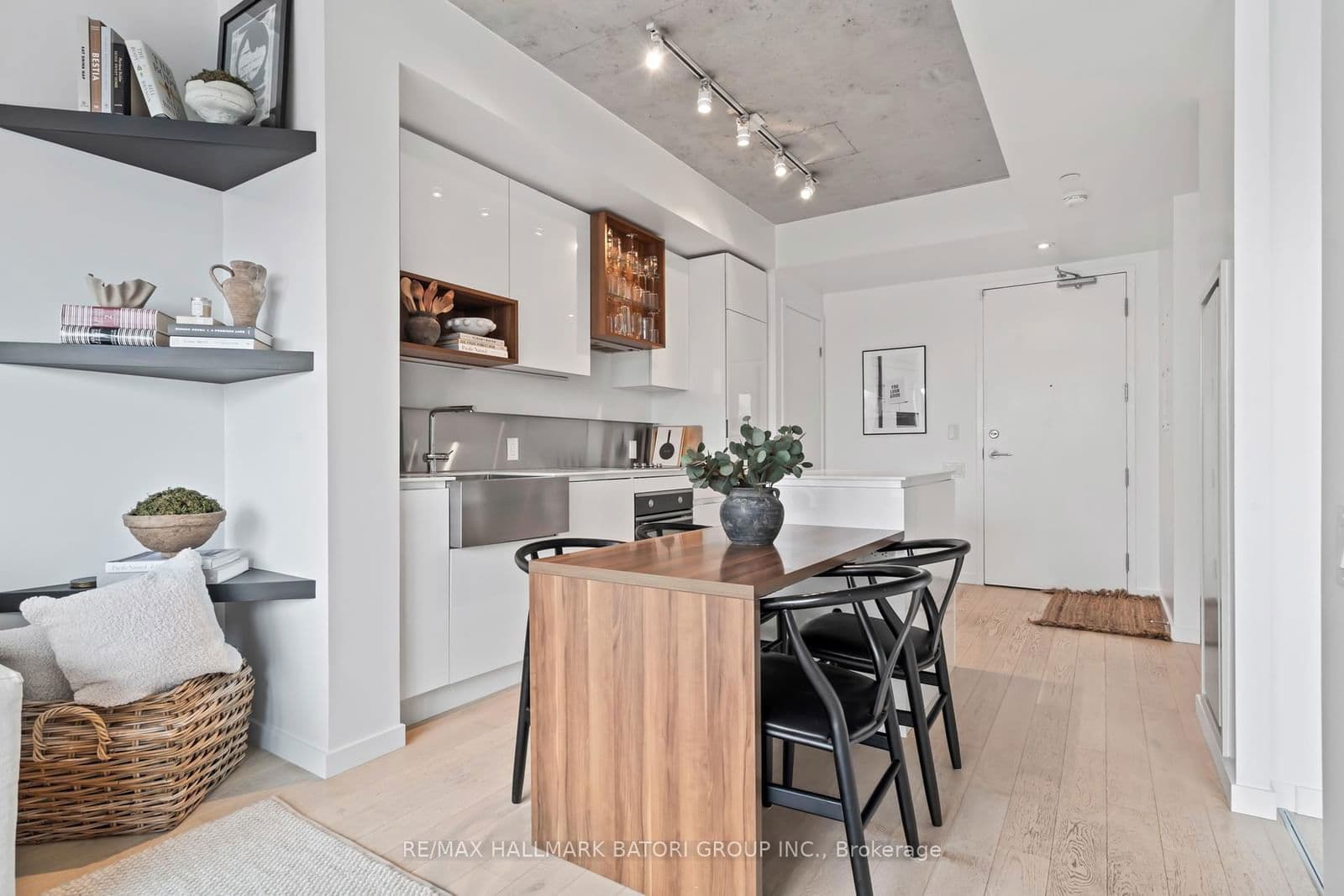 383 Sorauren Avenue, Unit 405