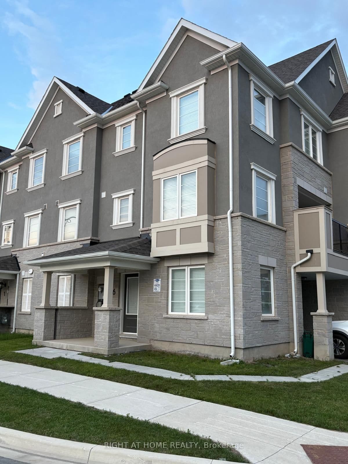 976 Hickory Crescent