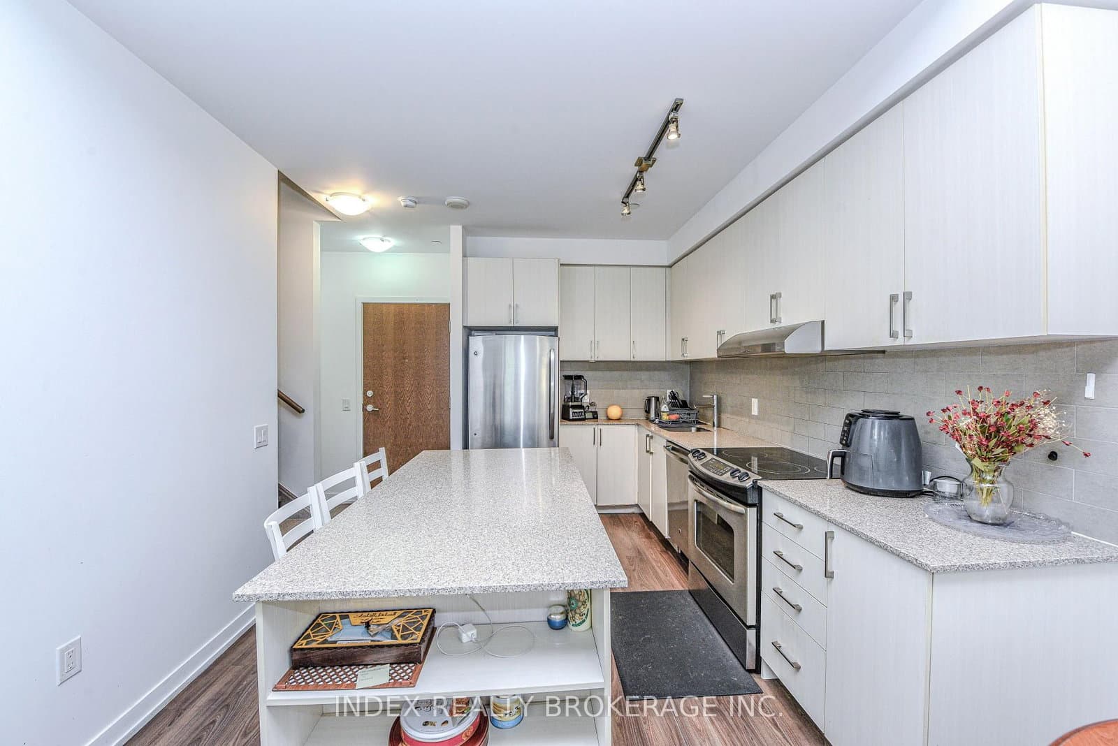 #103 - 2560 Eglinton Avenue