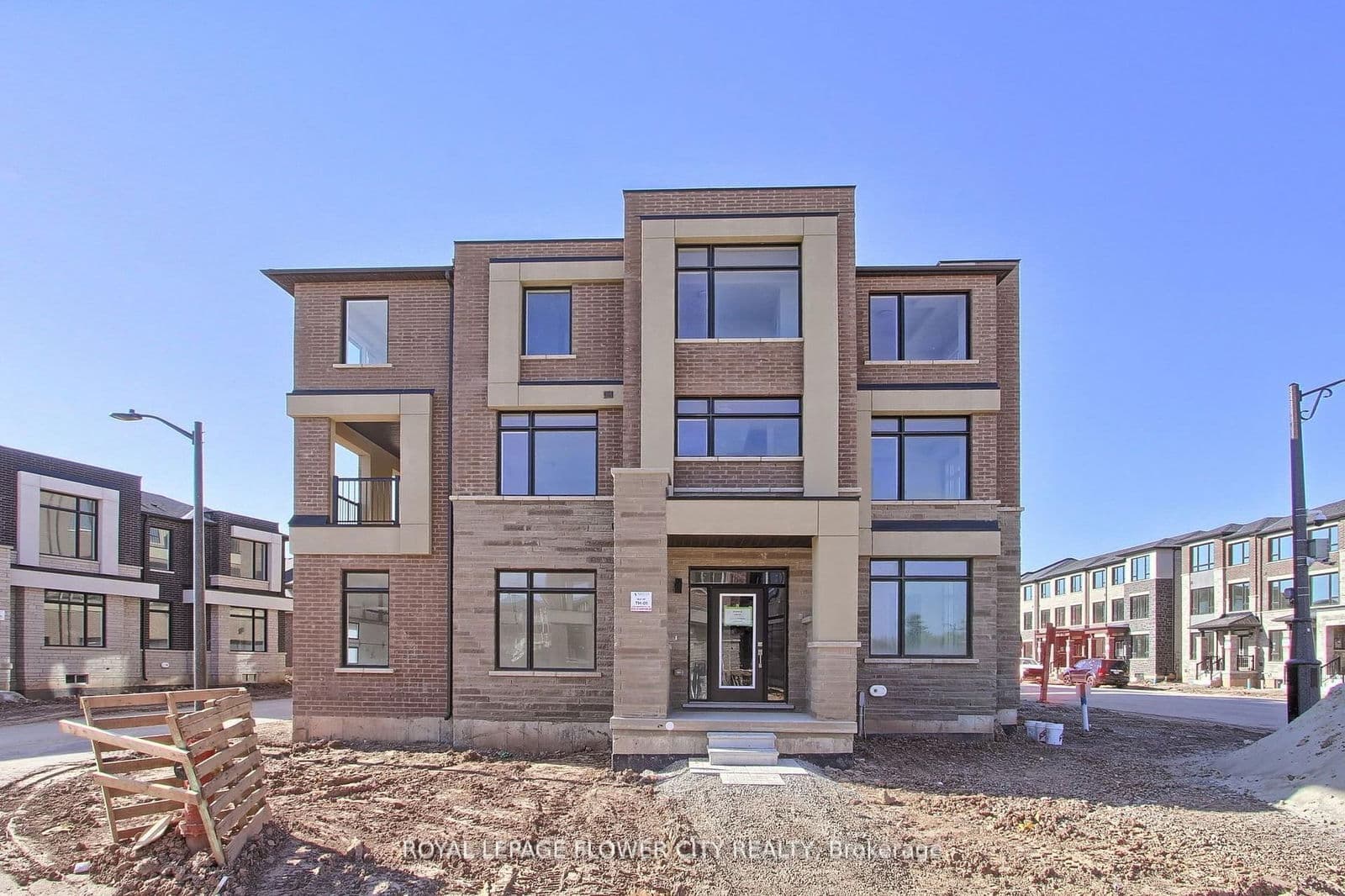 1223 Dartmouth Crescent