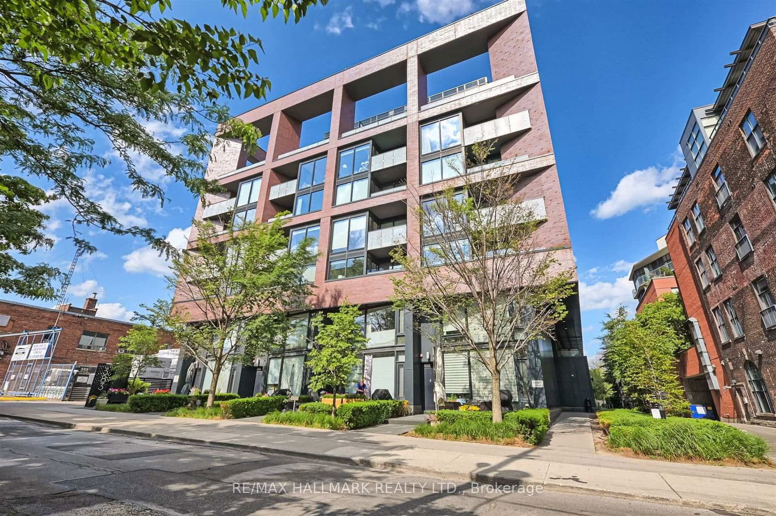 383 Sorauren Avenue, Unit 209