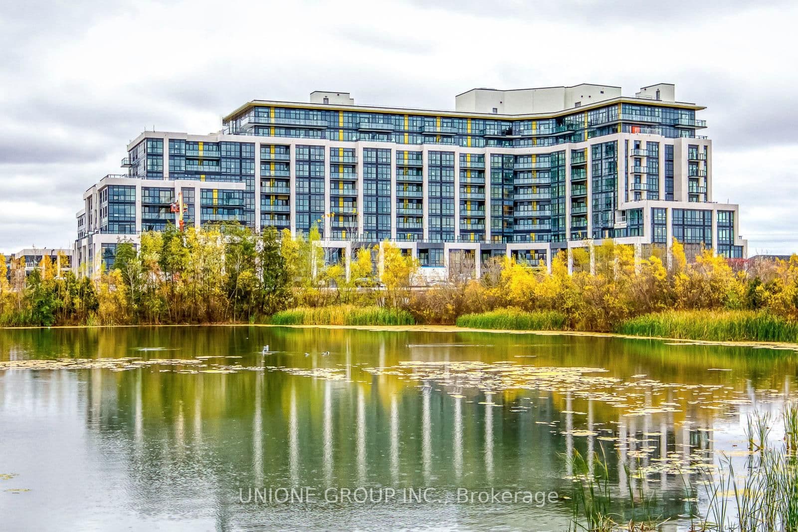 405 Dundas Street W, Unit 105