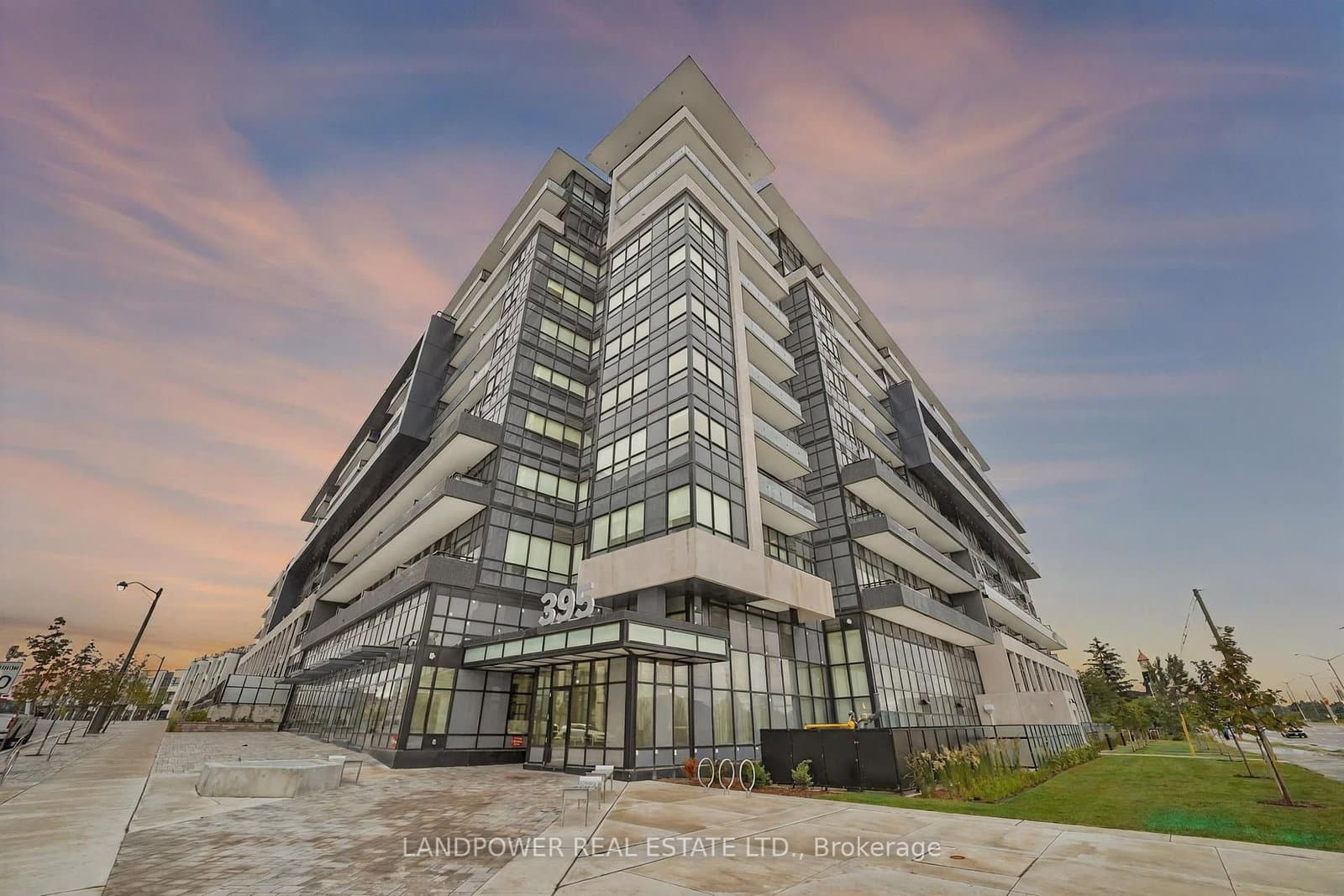 395 Dundas Street W, Unit 829