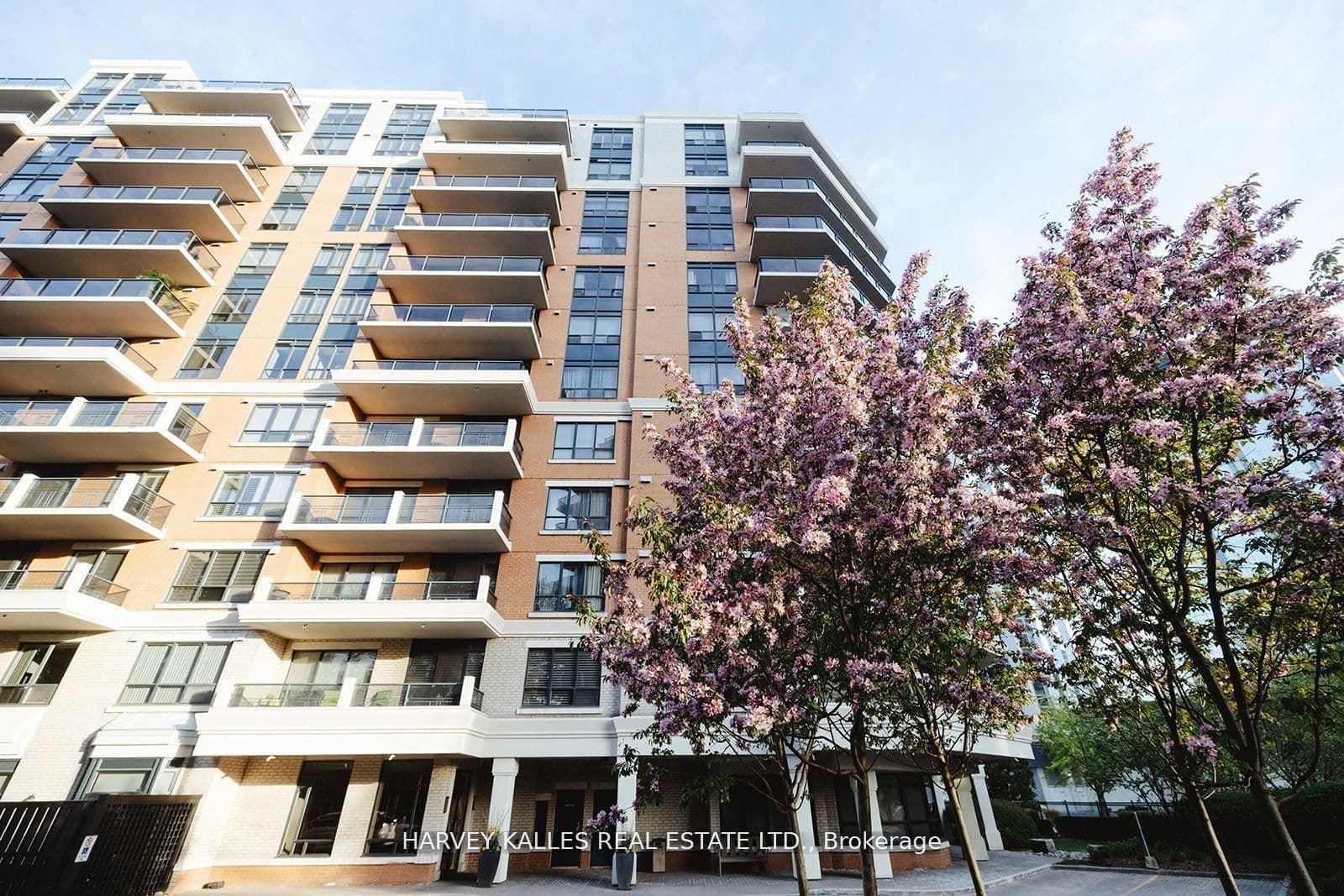 #412 - 2 Aberfoyle Crescent