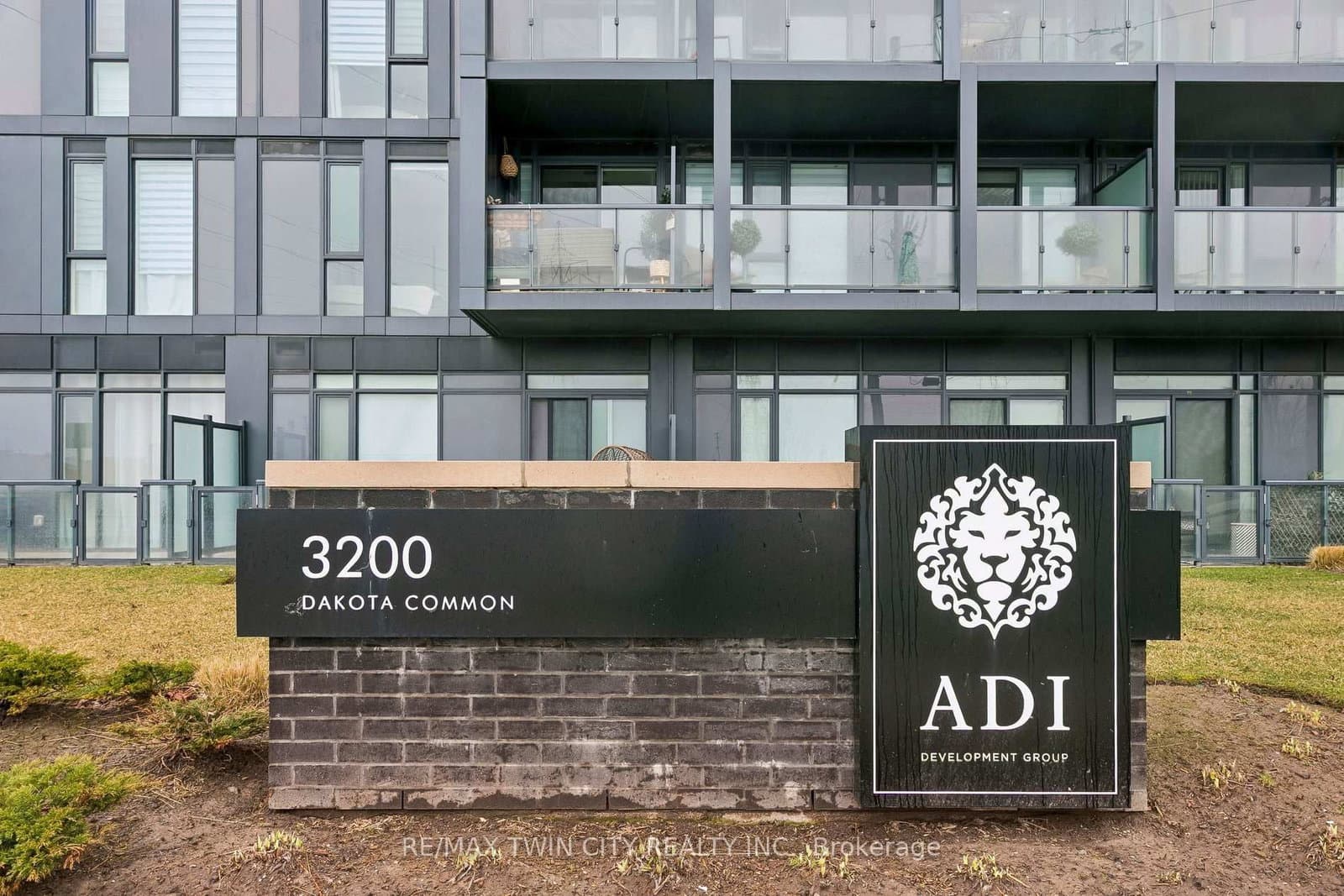 #B818 - 3200 Dakota Common