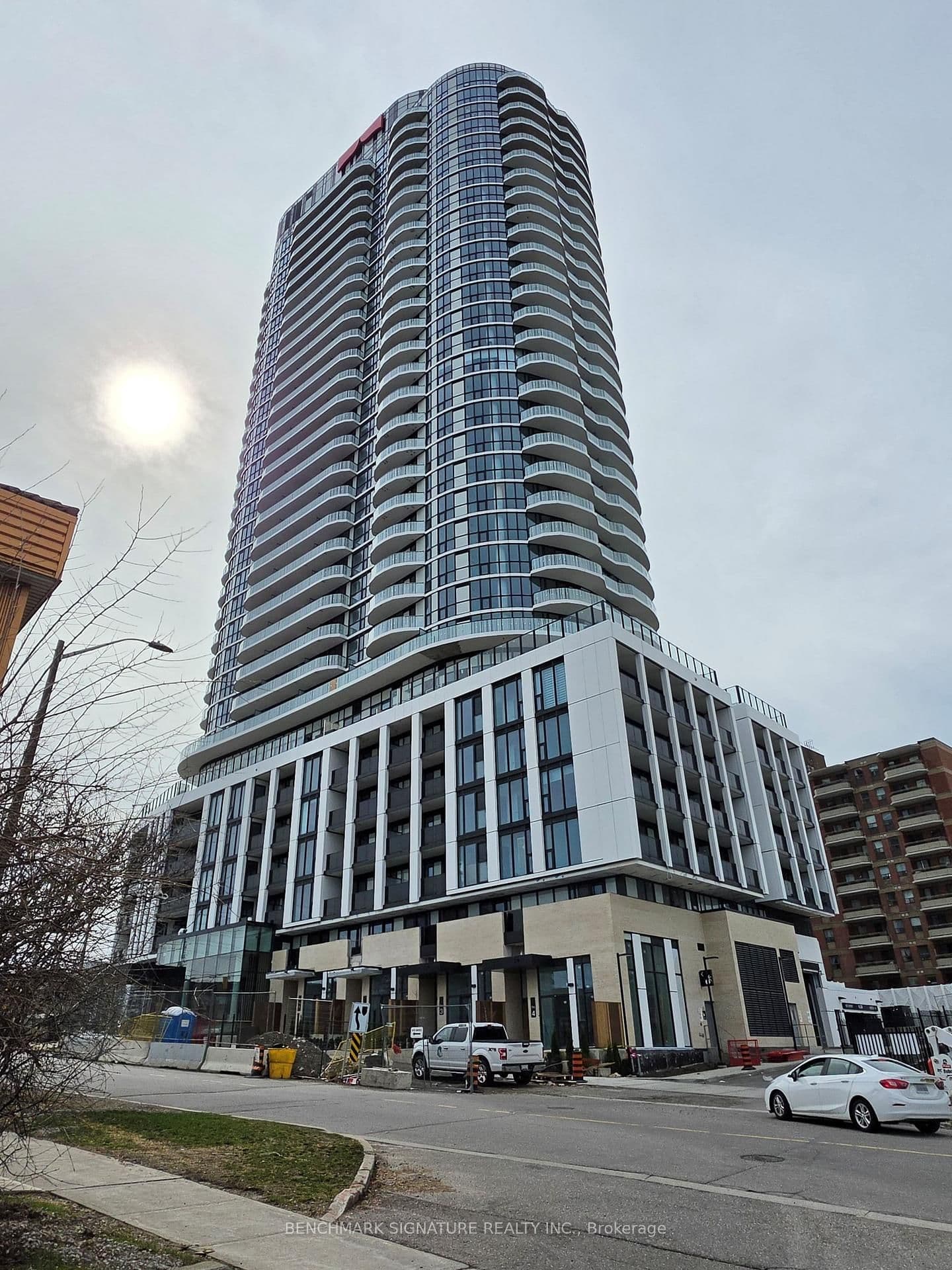 1 Fairview Road E, Unit 806