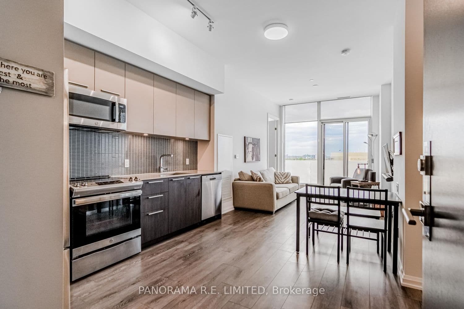 #802 - 4208 Dundas Street W