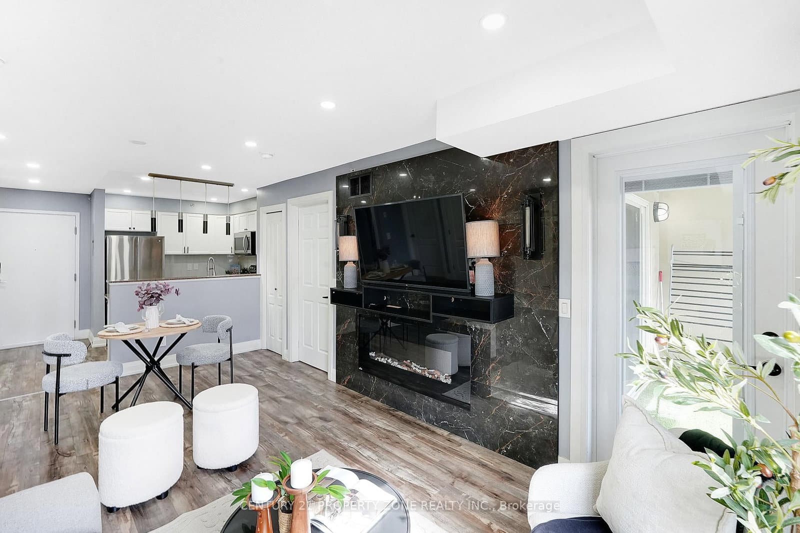 #1401 - 8 Dayspring Circle