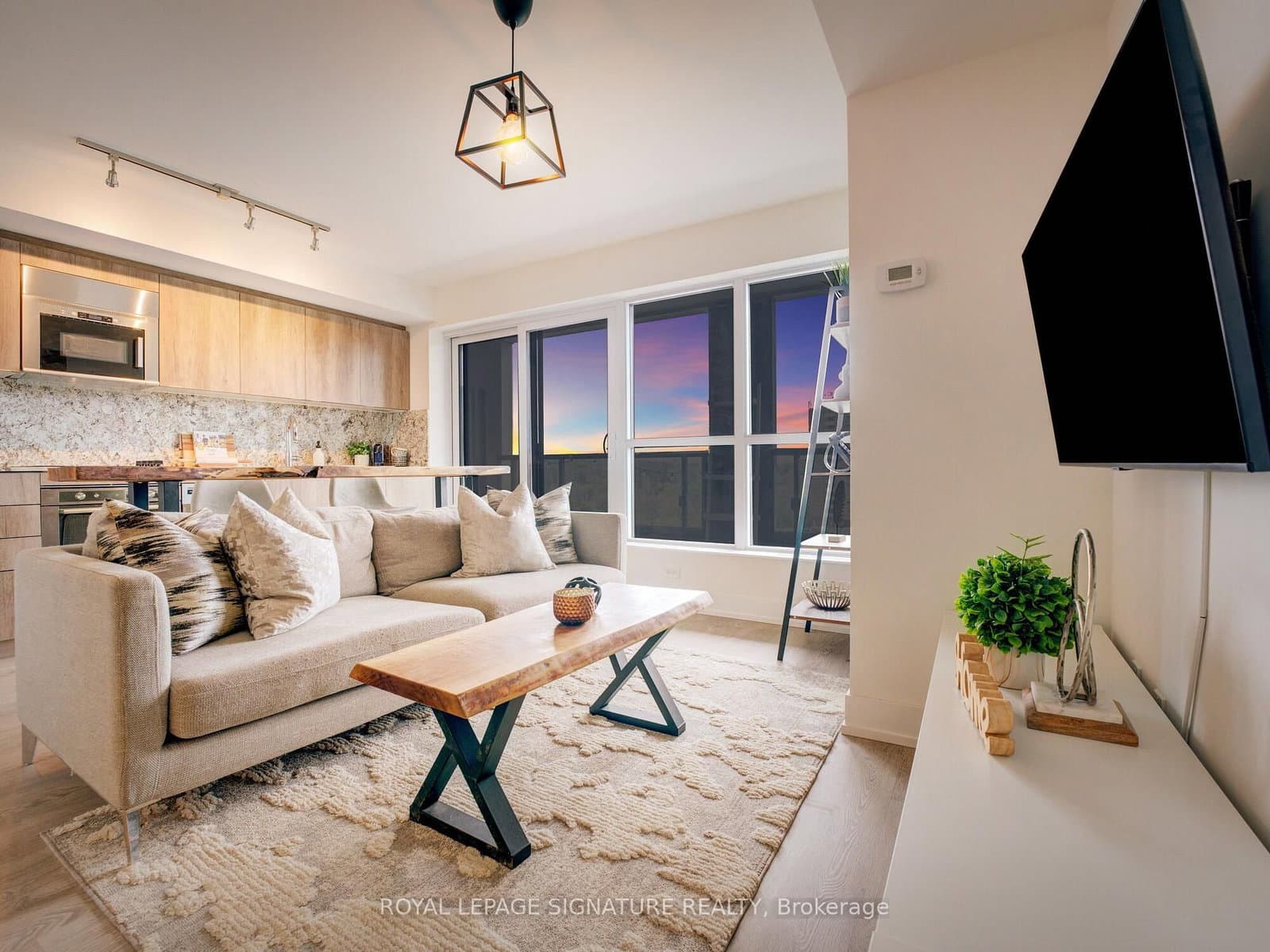 5 Mabelle Avenue, Unit 527