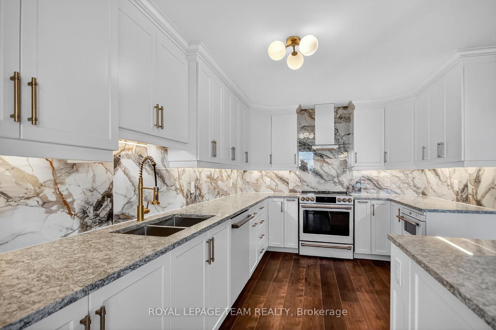 515 St Laurent Boulevard, Unit 2509/2510