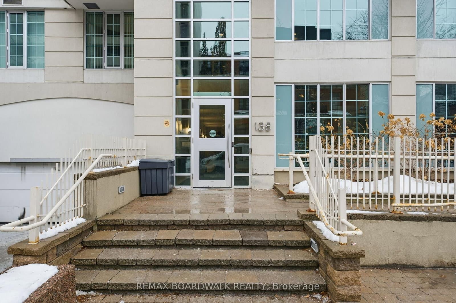 #908 - 138 Somerset Street W