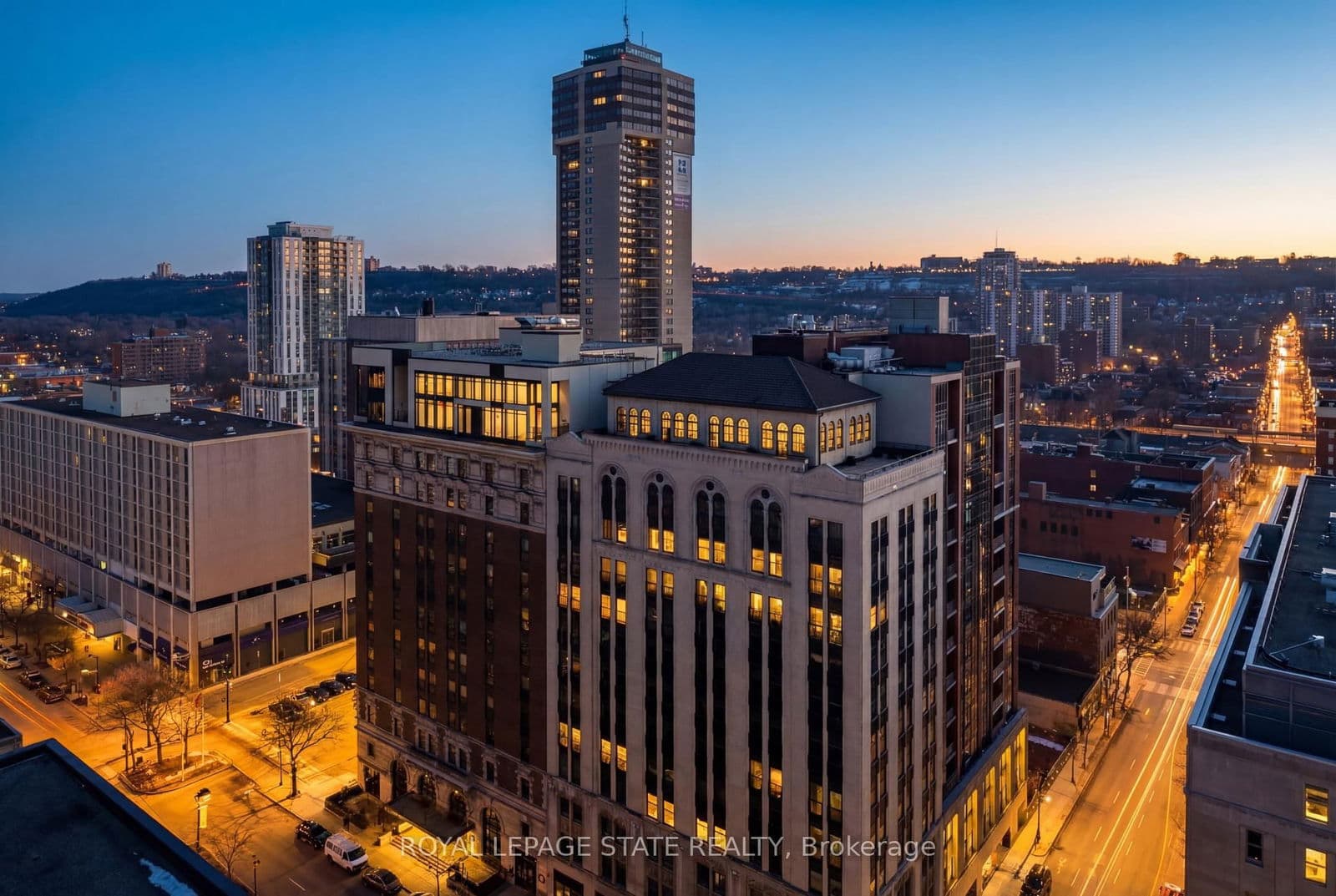 #PH4 - 112 King Street E