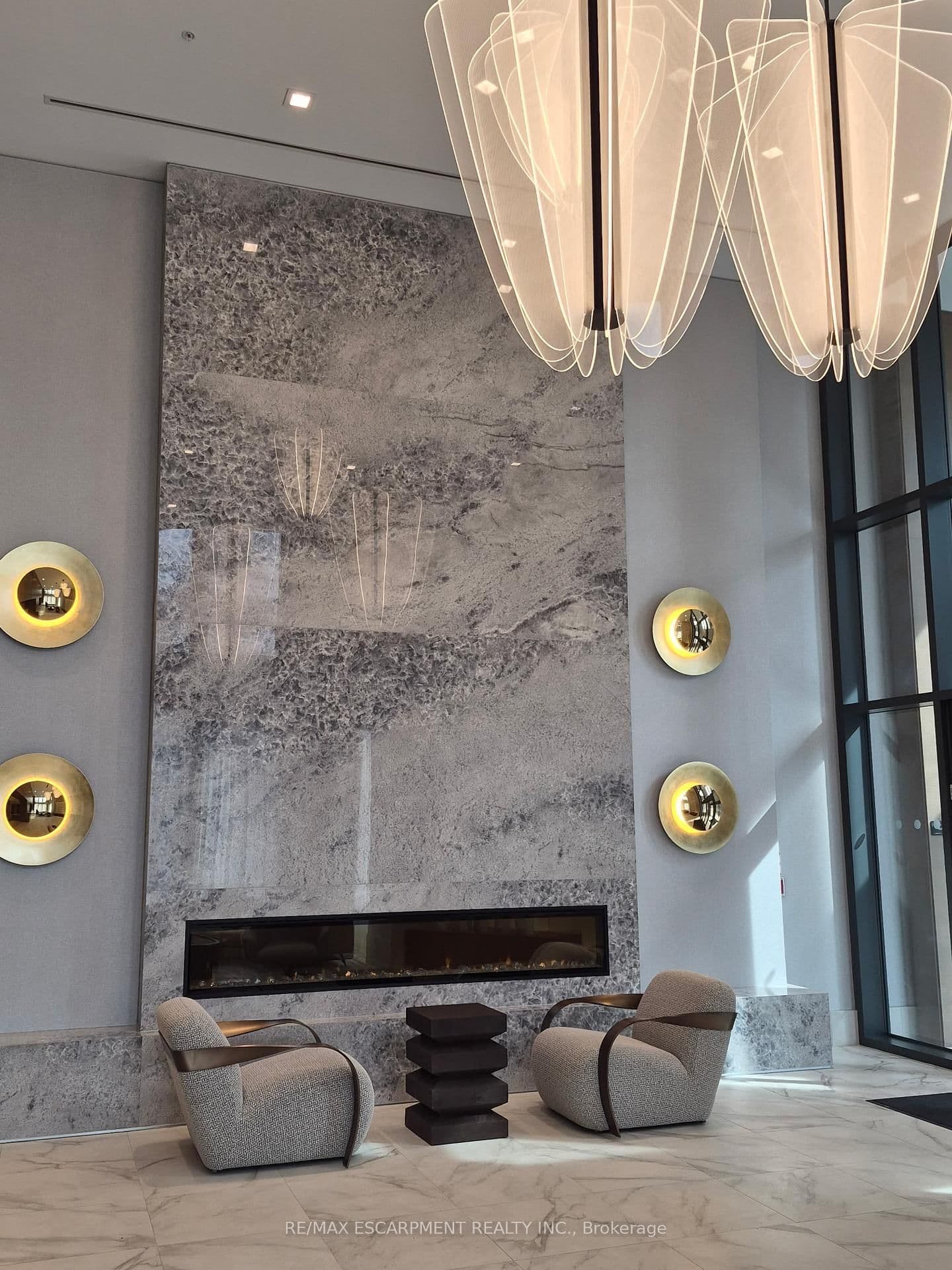 75 James Street S, Unit 818